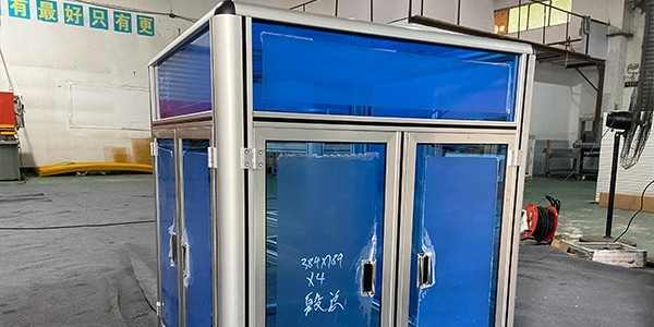 工業鋁型材框架上面安裝紅色藍色板材客戶案例